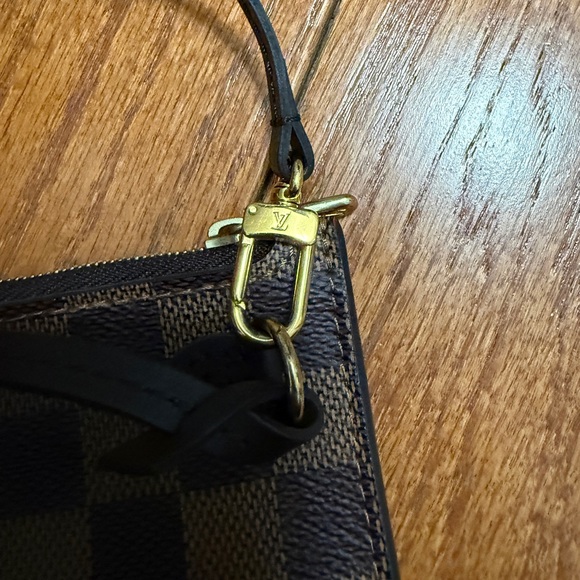 Authentic Louis Vuitton Damier Neverfull GM Pochette Cherry interior - Picture 3 of 12